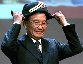 Wen Jiabao wearing the Polytechnique hat